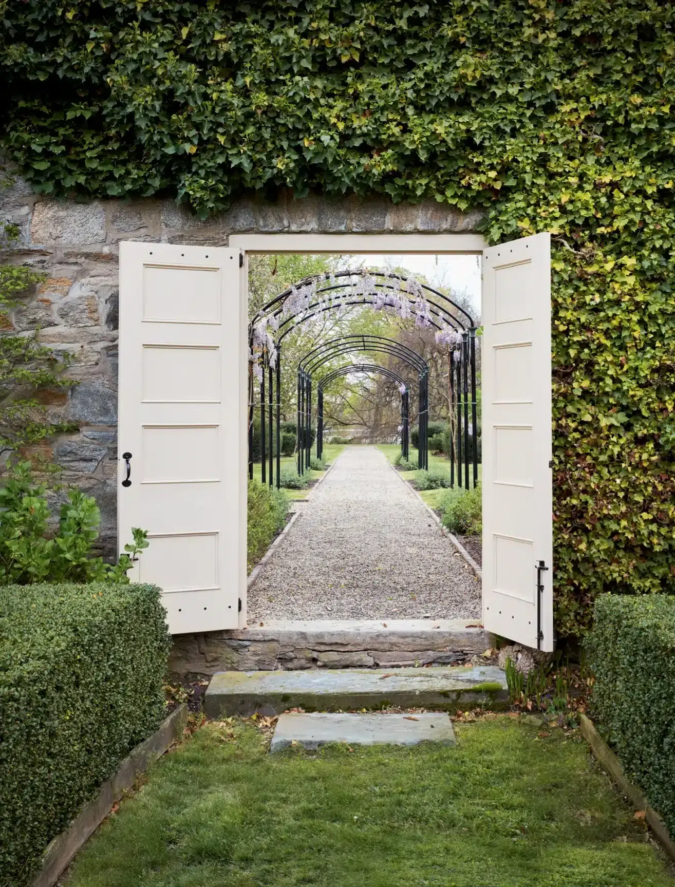 Enchanting 200-12 months-Earlier Walled Yard in Pennsylvania