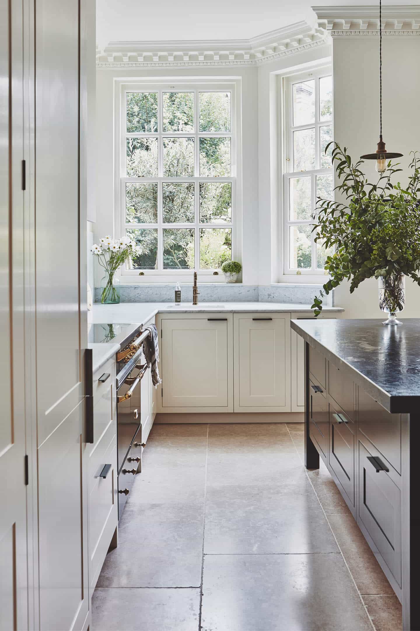 Elegant London Kitchen With No Increased Cabinets