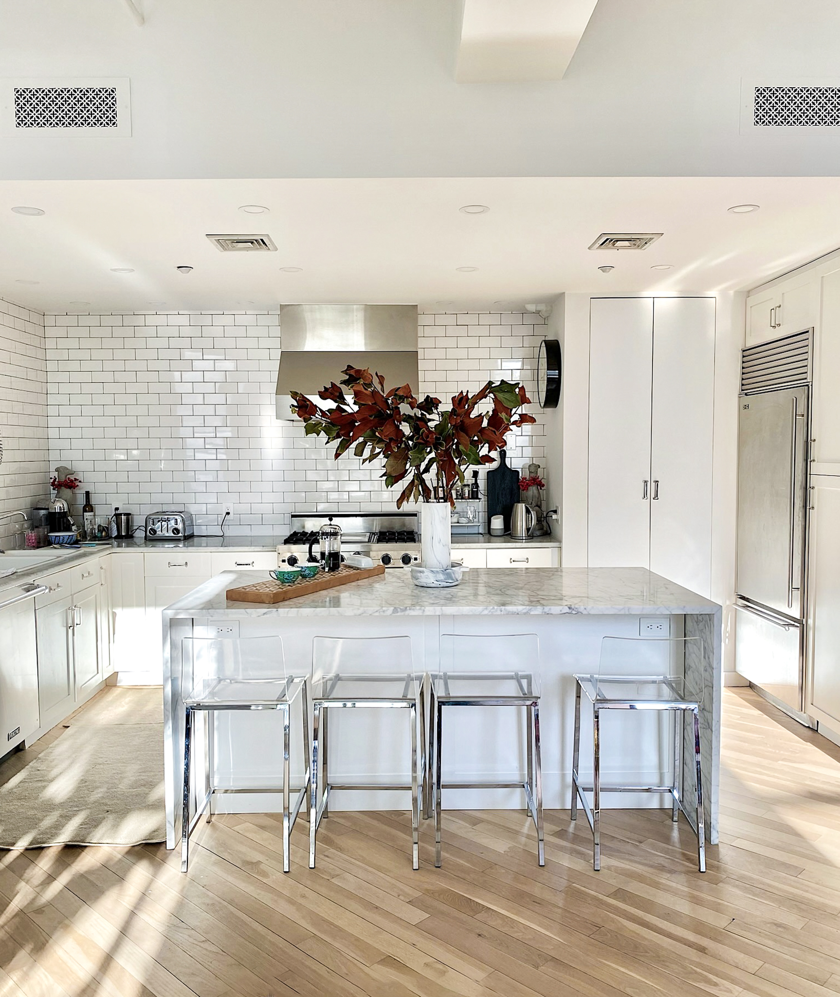 11 Shiny White Kitchens COCOCOZY