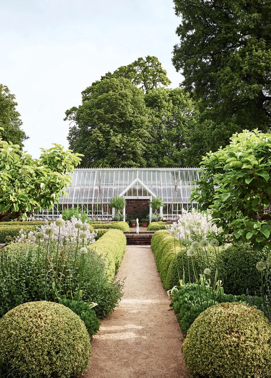 A Serene White And Inexperienced Nation Yard in South East England COCOCOZY